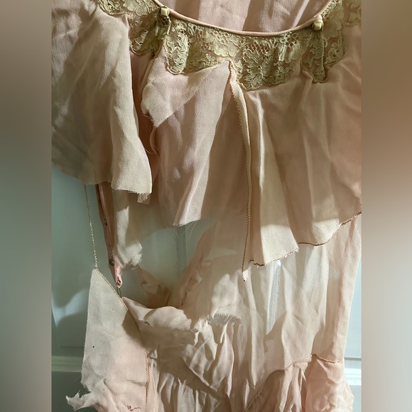 Torn and needs attention Elegant Pink Ruffled Dress. Vintage. - Picture 6 of 8